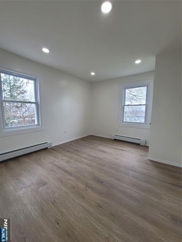 15 Van Courtland Place, Ridgefield, NJ 07657