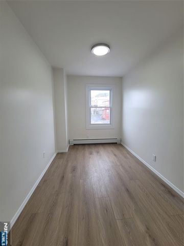 15 Van Courtland Place, Ridgefield, NJ 07657