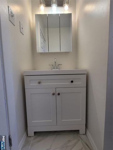 15 Van Courtland Place, Ridgefield, NJ 07657