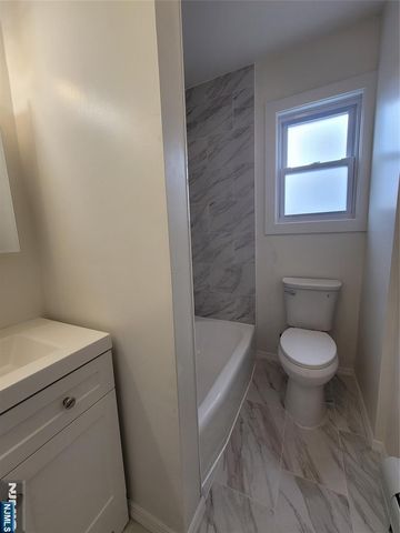 15 Van Courtland Place, Ridgefield, NJ 07657