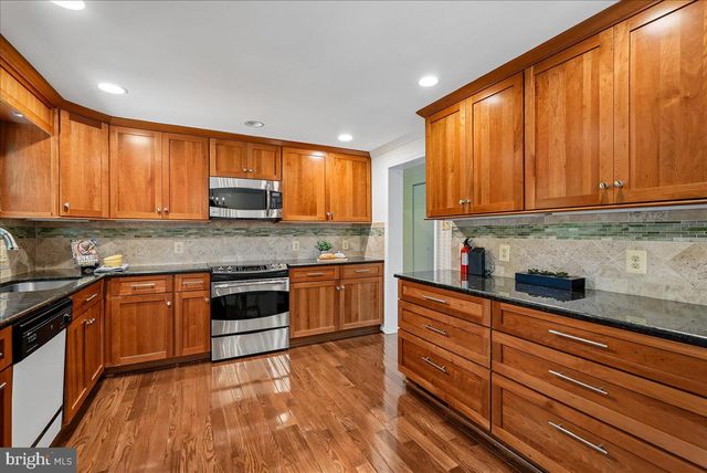 10806 OLDFIELD DR, Reston, VA 20191