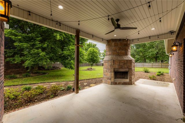2104 Caribou Lane, Elm Springs, AR 72762