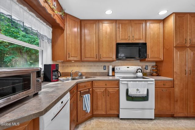 7 Dahlem Boulevard, Colonie, NY 12205