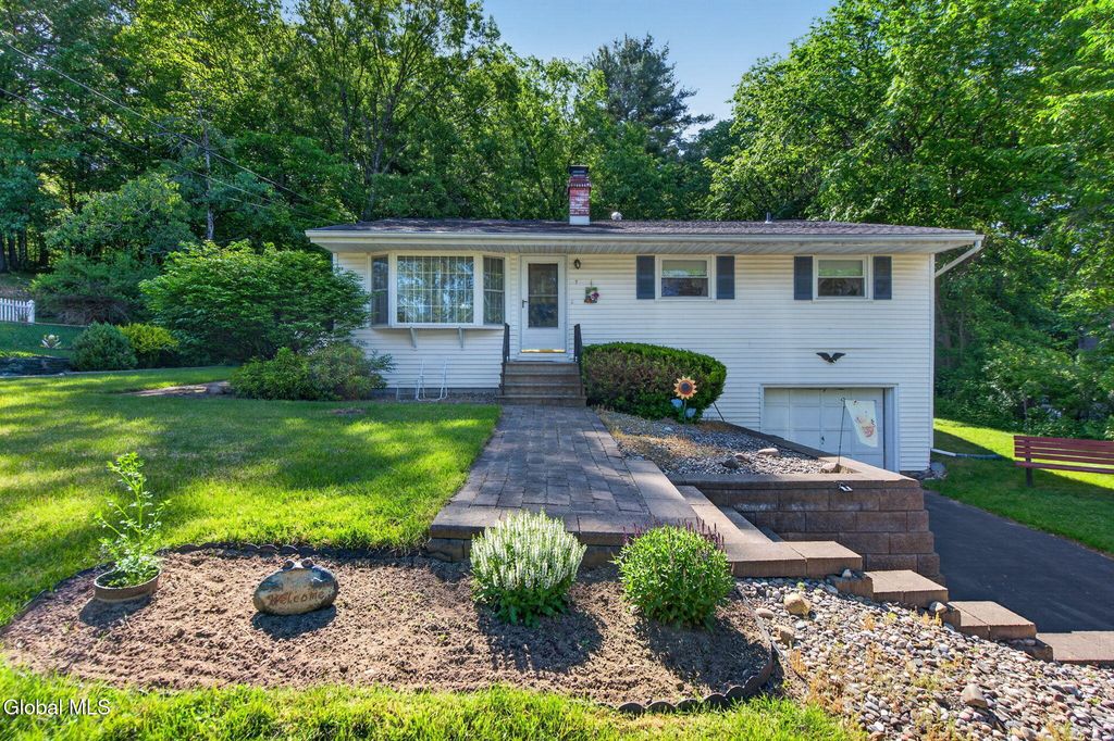 7 Dahlem Boulevard, Colonie, NY 12205