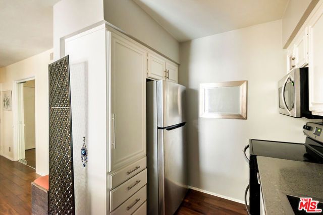 7270 Hillside Avenue 204, Los Angeles, CA 90046