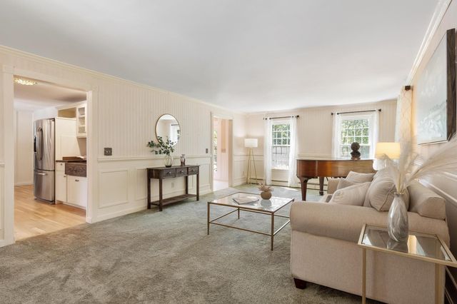 11 Ashley Drive, Londonderry, NH 03053