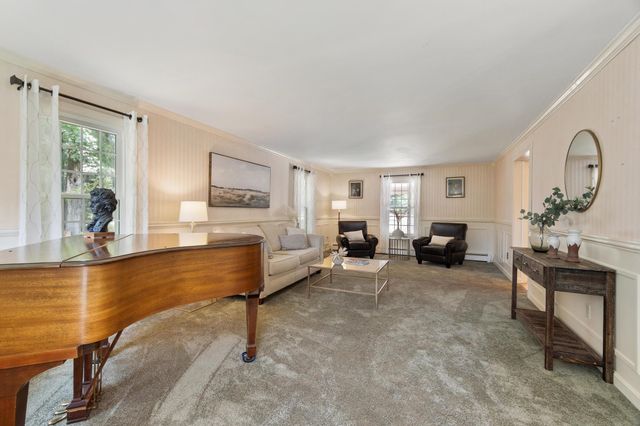 11 Ashley Drive, Londonderry, NH 03053