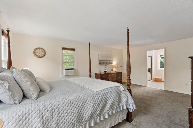 11 Ashley Drive, Londonderry, NH 03053