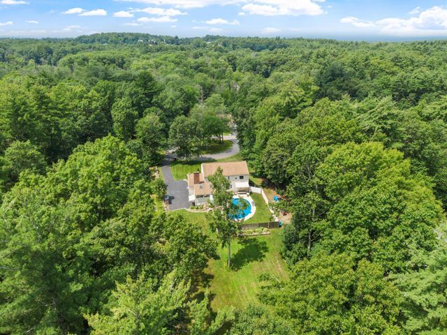 11 Ashley Drive, Londonderry, NH 03053