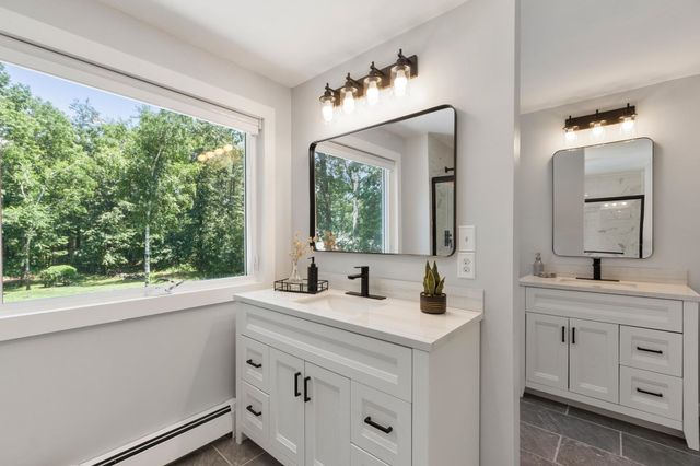 11 Ashley Drive, Londonderry, NH 03053