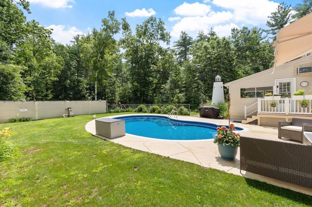 11 Ashley Drive, Londonderry, NH 03053