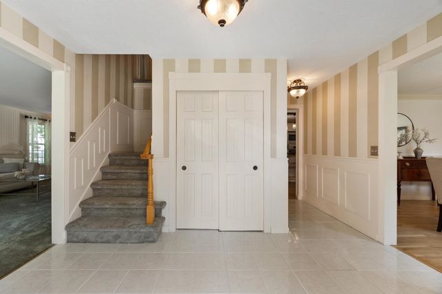11 Ashley Drive, Londonderry, NH 03053
