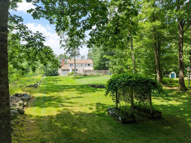 11 Ashley Drive, Londonderry, NH 03053