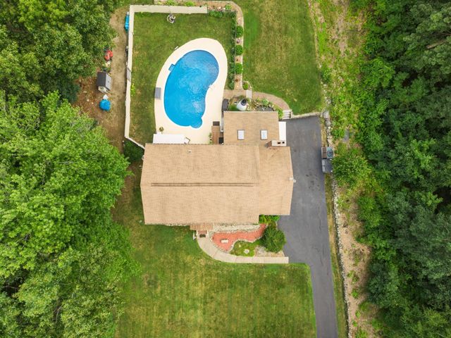11 Ashley Drive, Londonderry, NH 03053