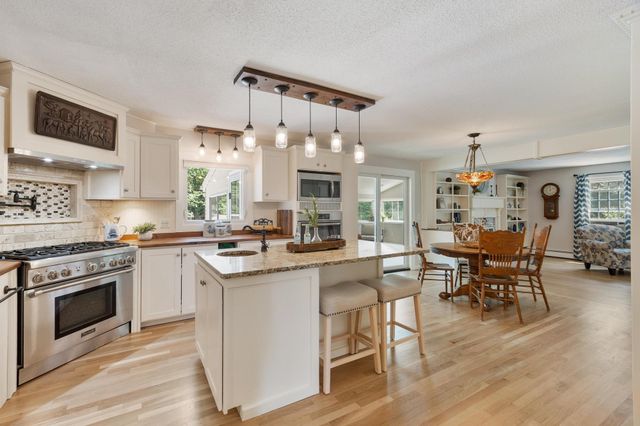 11 Ashley Drive, Londonderry, NH 03053