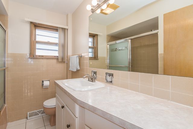 8516 N Ozanam Avenue, Niles, IL 60714