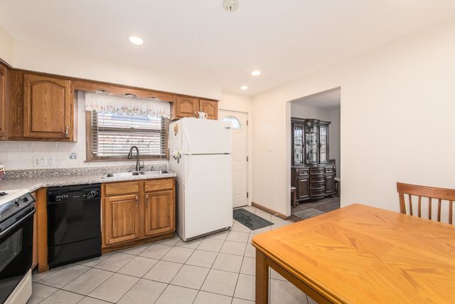 8516 N Ozanam Avenue, Niles, IL 60714