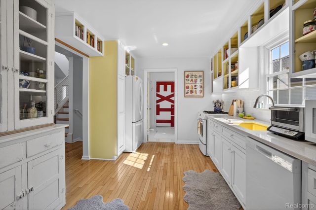 328 Four Seasons Drive, Lake Orion Village, MI 48360