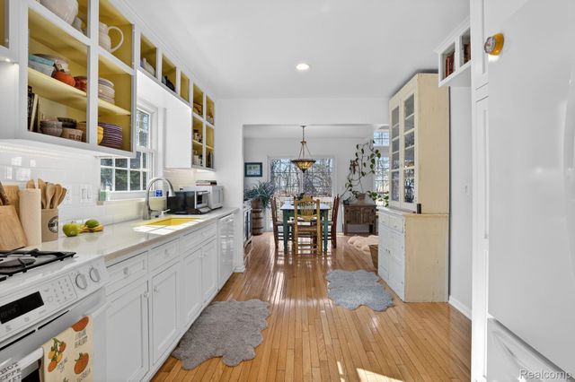 328 Four Seasons Drive, Lake Orion Village, MI 48360