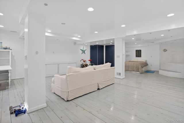 328 Four Seasons Drive, Lake Orion Village, MI 48360