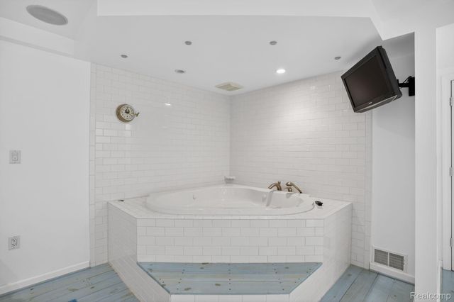 328 Four Seasons Drive, Lake Orion Village, MI 48360