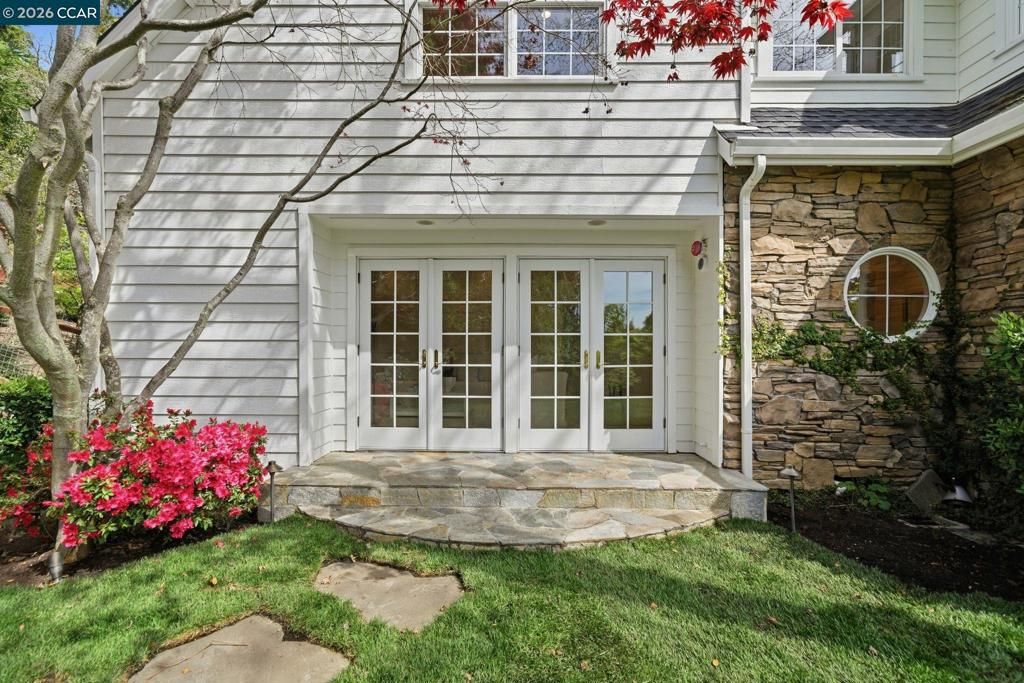 Image 10 of property listing at 3 Honey Hill Ct, Orinda, CA 94563