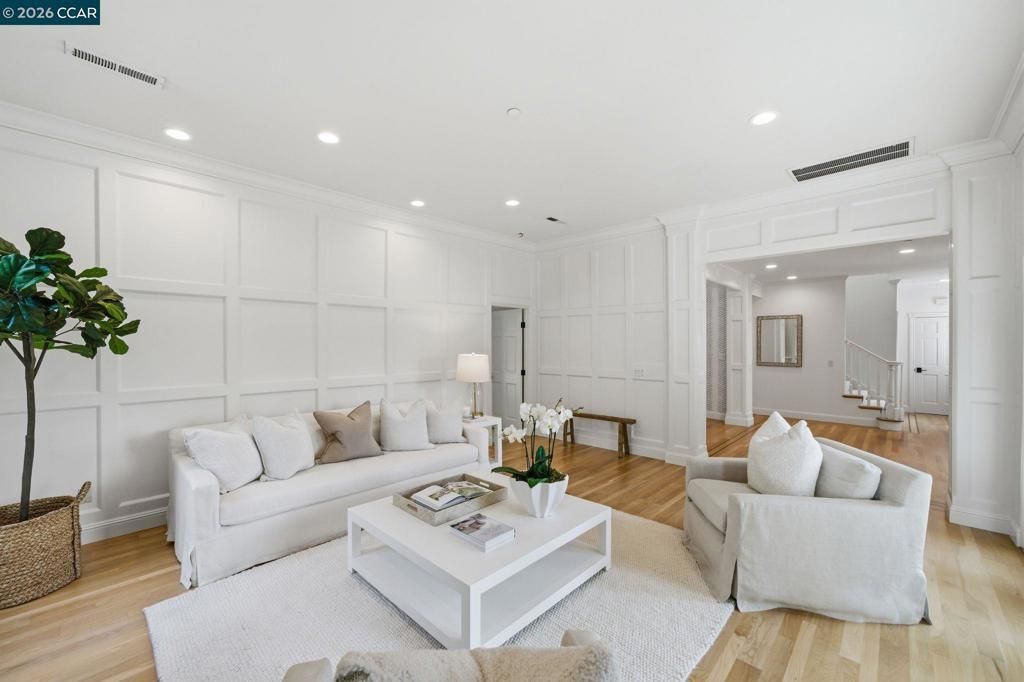 Image 11 of property listing at 3 Honey Hill Ct, Orinda, CA 94563