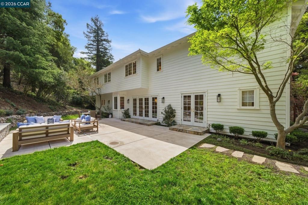 Image 13 of property listing at 3 Honey Hill Ct, Orinda, CA 94563