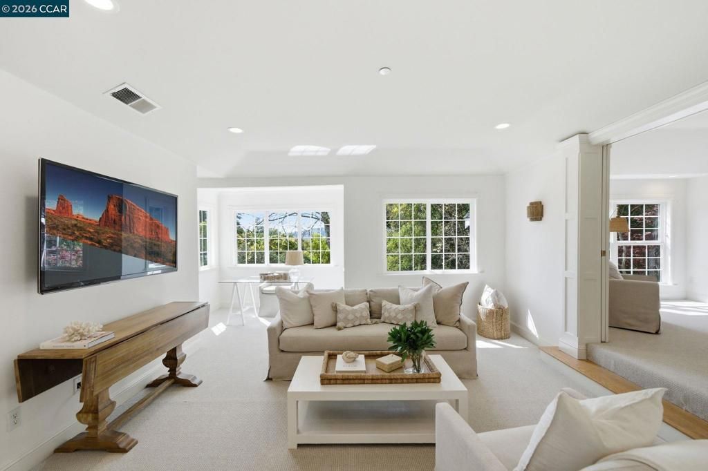 Image 33 of property listing at 3 Honey Hill Ct, Orinda, CA 94563