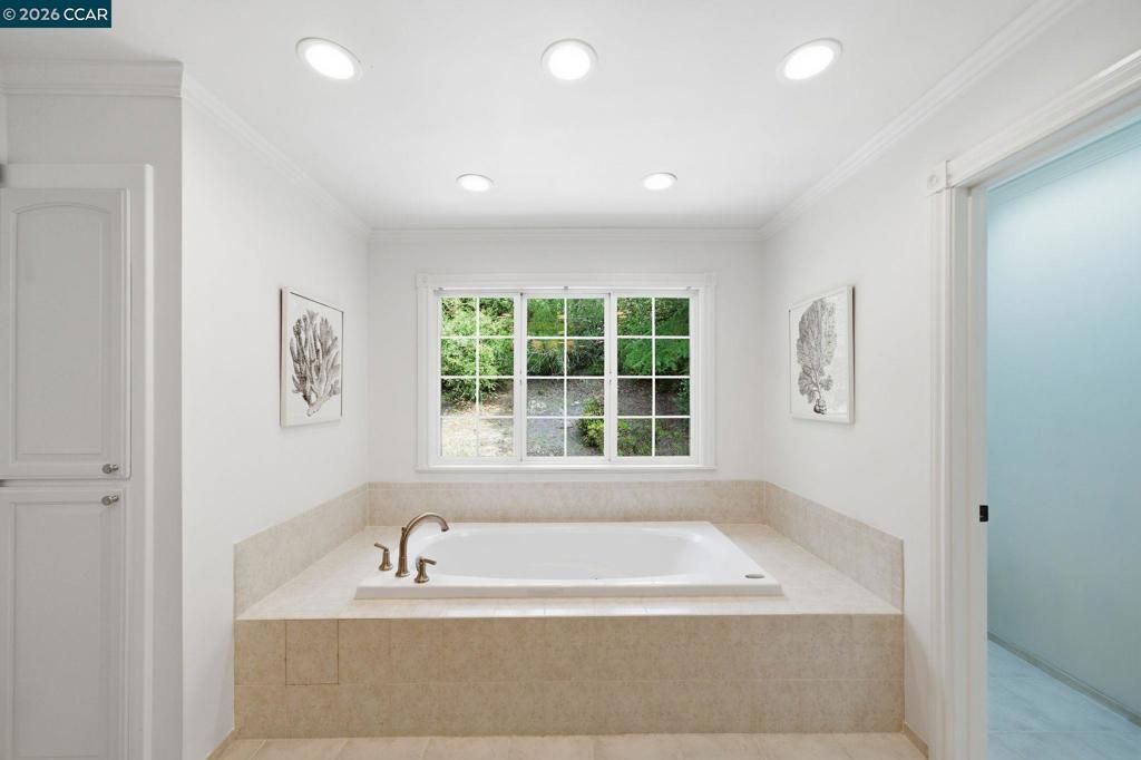 Image 39 of property listing at 3 Honey Hill Ct, Orinda, CA 94563