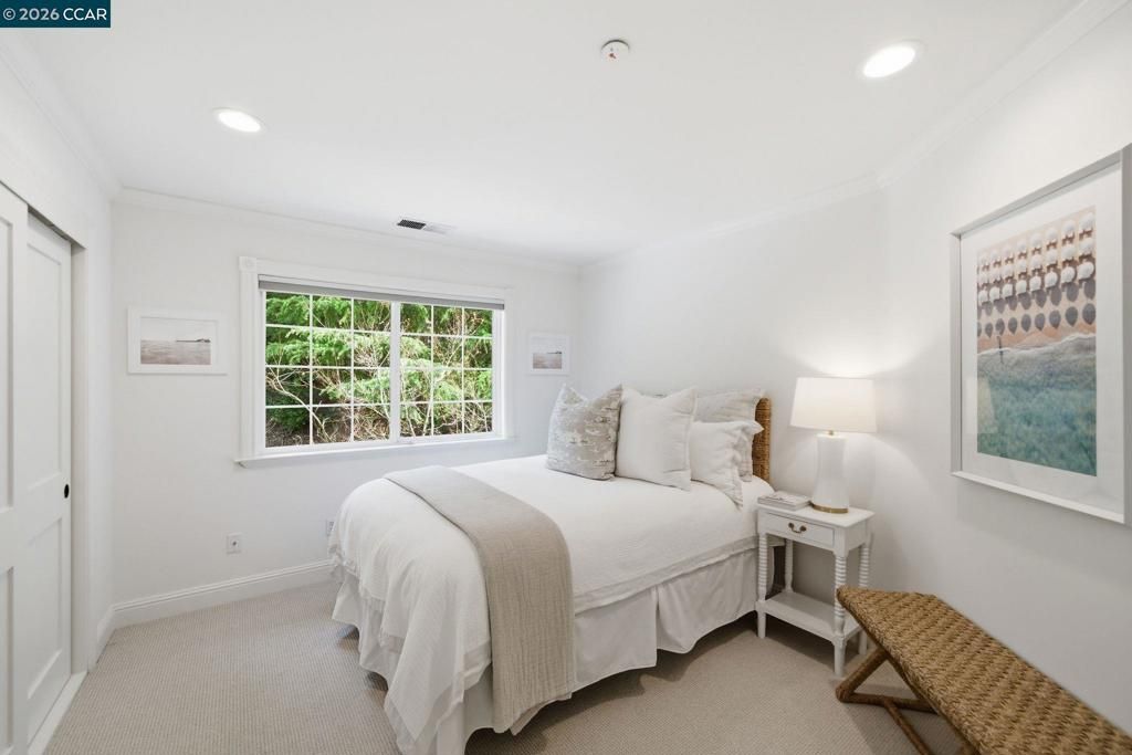 Image 44 of property listing at 3 Honey Hill Ct, Orinda, CA 94563