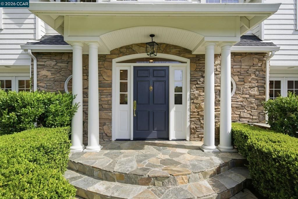 Image 5 of property listing at 3 Honey Hill Ct, Orinda, CA 94563