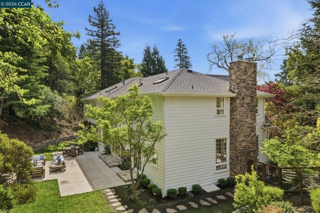 Image 52 of property listing at 3 Honey Hill Ct, Orinda, CA 94563