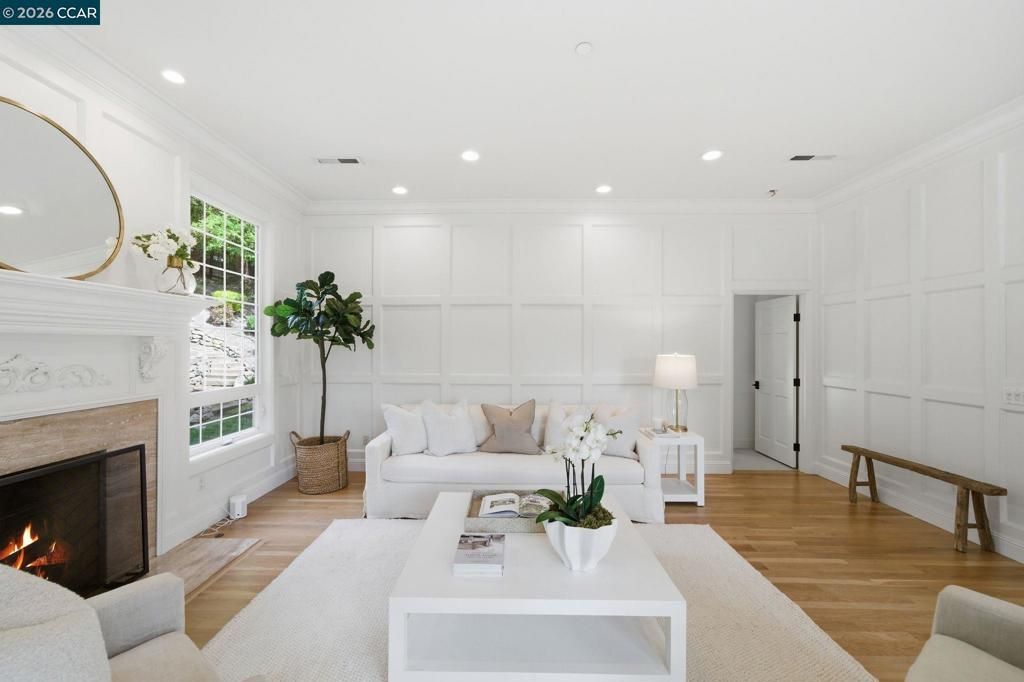 Image 8 of property listing at 3 Honey Hill Ct, Orinda, CA 94563