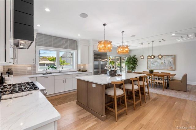 89 Choir Lane, Westbury, NY 11590