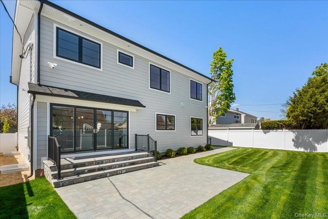 89 Choir Lane, Westbury, NY 11590