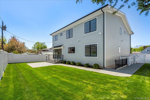 89 Choir Lane, Westbury, NY 11590