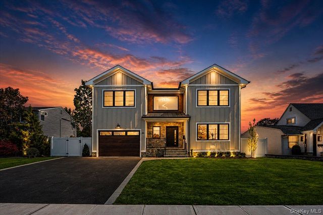 89 Choir Lane, Westbury, NY 11590