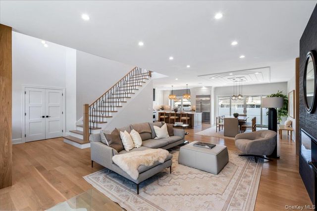 89 Choir Lane, Westbury, NY 11590