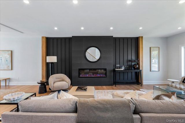 89 Choir Lane, Westbury, NY 11590