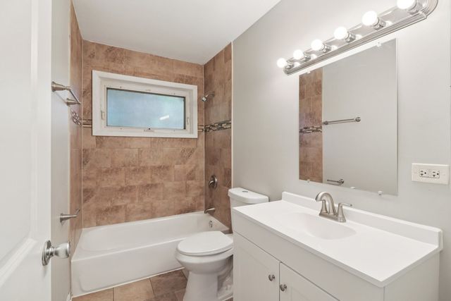 2751 N Oxford Drive, Markham, IL 60428