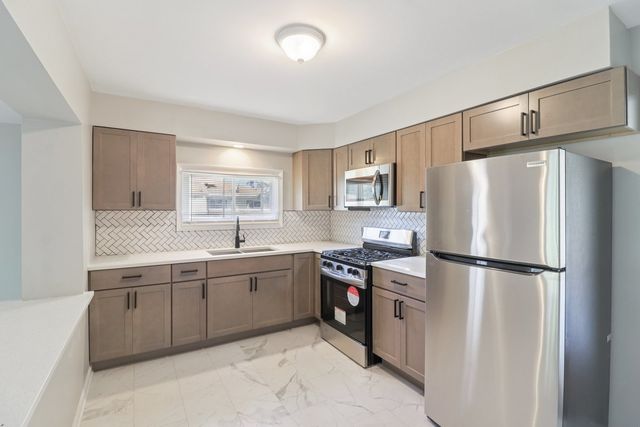 2751 N Oxford Drive, Markham, IL 60428