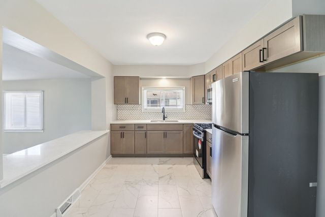 2751 N Oxford Drive, Markham, IL 60428