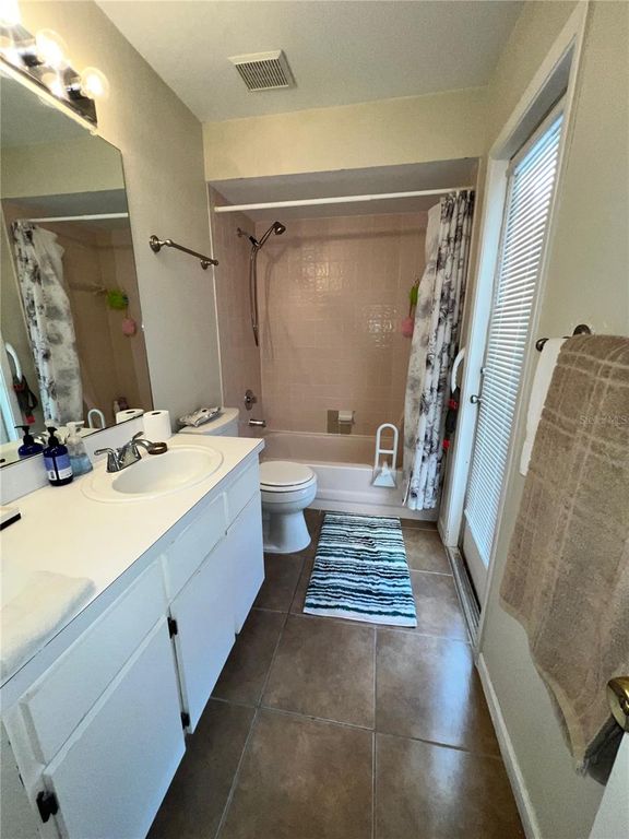 Image 42 of property listing at 11418 GLENMONT DRIVE, Tampa, FL 33635