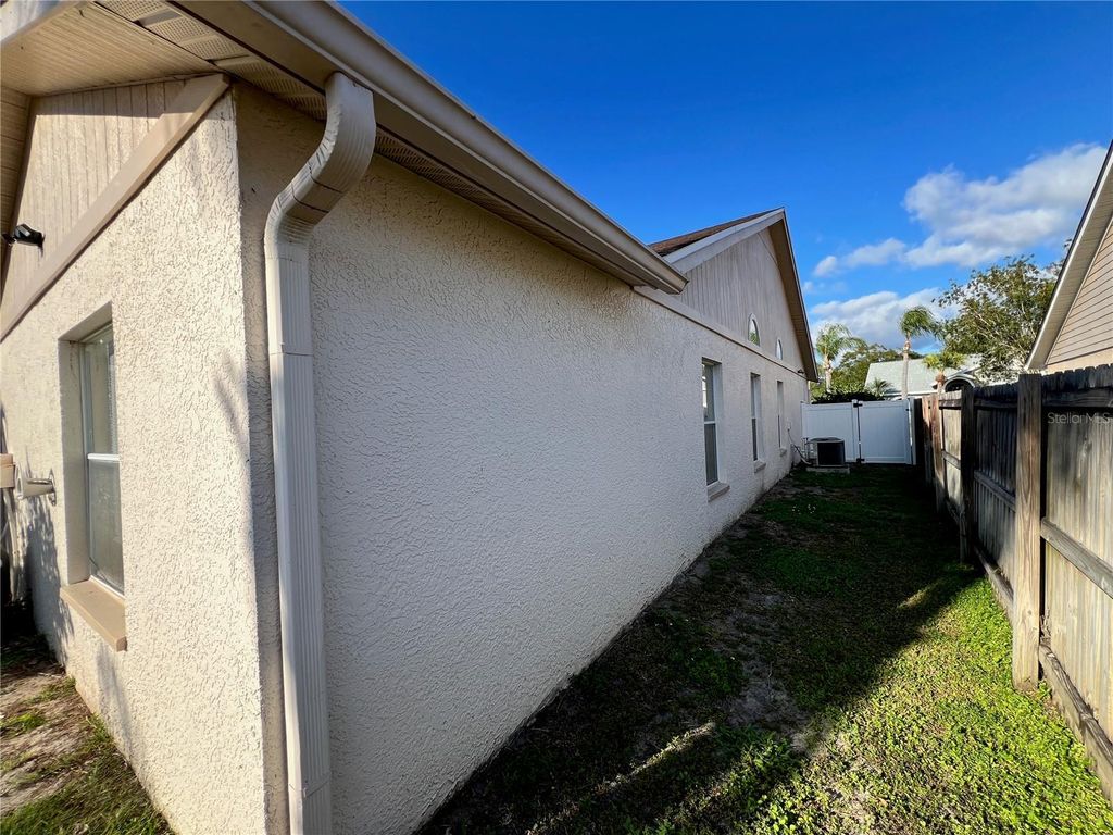 Image 7 of property listing at 11418 GLENMONT DRIVE, Tampa, FL 33635