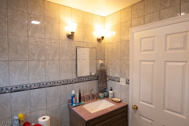 11 Mastogen Dr, Somerville Boro, NJ 08876