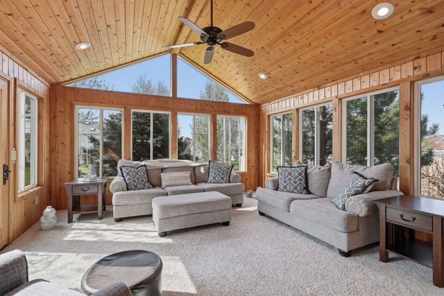 1051 W Price Street, Eldridge, IA 52748