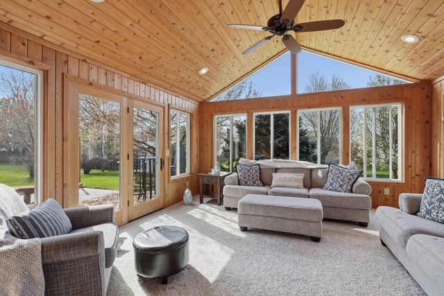 1051 W Price Street, Eldridge, IA 52748