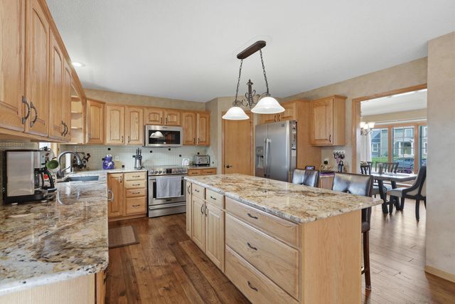 1051 W Price Street, Eldridge, IA 52748