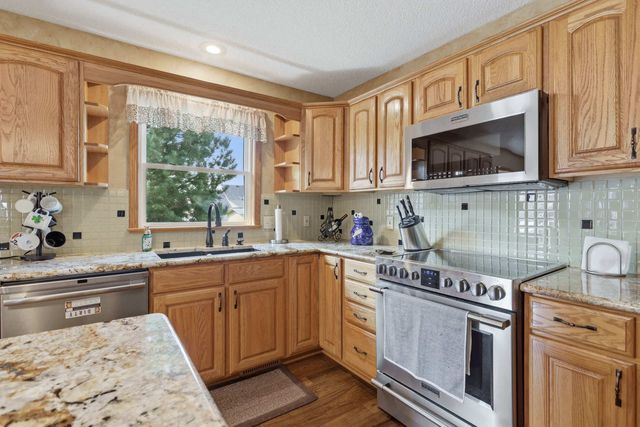 1051 W Price Street, Eldridge, IA 52748